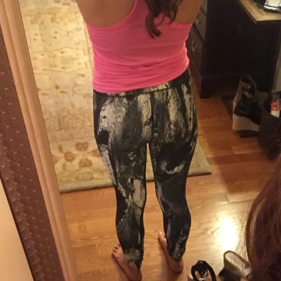 UA Workout Compression Leggings - Picture 3 of 4